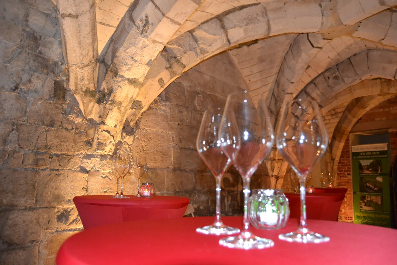 Vignobles en Scène : Dégustation musicale aux caves médiévales